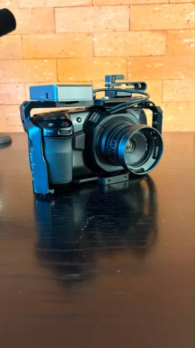 Blackmagic Pocket Cinema Camera 4K + Cage + Lente + Kit Completo