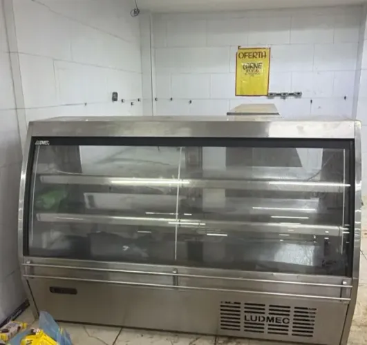 Balcão de açougue de aço inox em perfeito funcionamento. Valor: 15.000,00 reais.