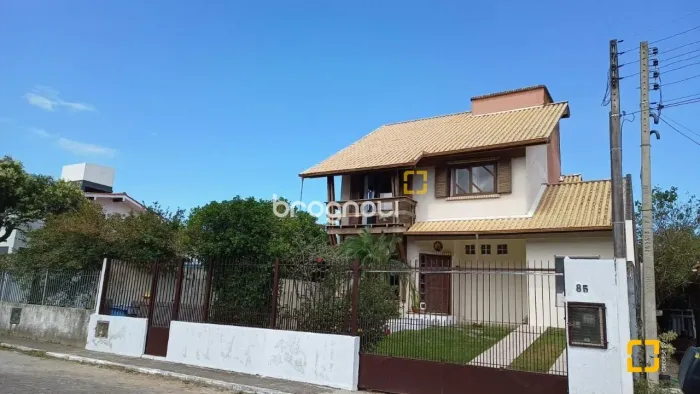 Casa 3 Dórmitórios praia da Armação do Pântano do Sul em Florianópolis SC