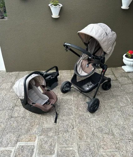 Carrinho bebê, bebe conforto e base para carro evenflo