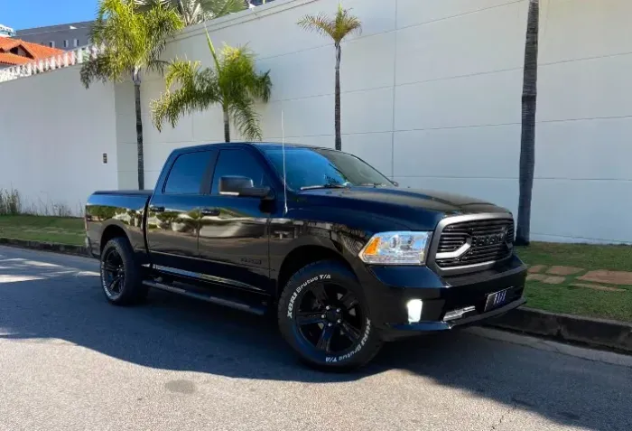 Ram Classic Laramie Night Edition 5.7 V8 16V Gasolina 4X4 Aut. 2023