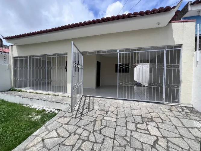 Alugo Casa em Cuiá/Valentina - Sala, 3 quartos, sendo 1 suíte - toda lageada/gradeada