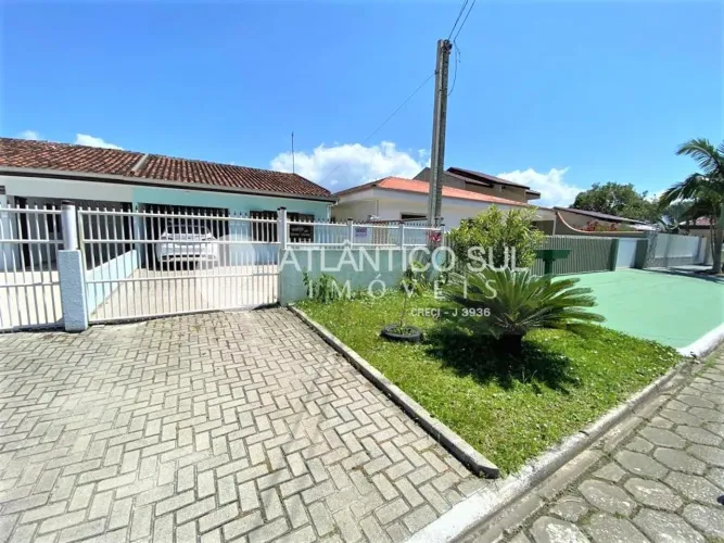 Casa perto do mar com 2 quartos e piscina no GAIVOTAS, MATINHOS - PR