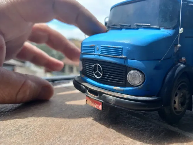 Miniatura caminhão Mercedes bens escala 1/32