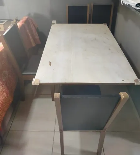Mesa com Quatro cadeira