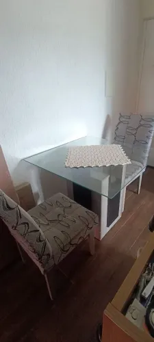 Vendo mesa com 4 cadeiras , superfície de vídro. Formato quadrada