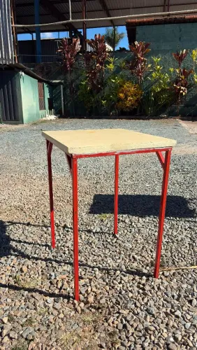 Mesa quadrada<br>Altura 79,5cm<br>Comp 59cm<br>Larg 53,5cm
