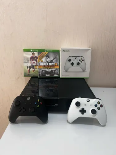 Xbox One Original - Com 2 Jogos, 1 Controle Branco Perfeito + 1 Controle Preto (Defeito)