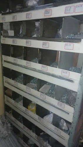 Vendo diversos parafusos