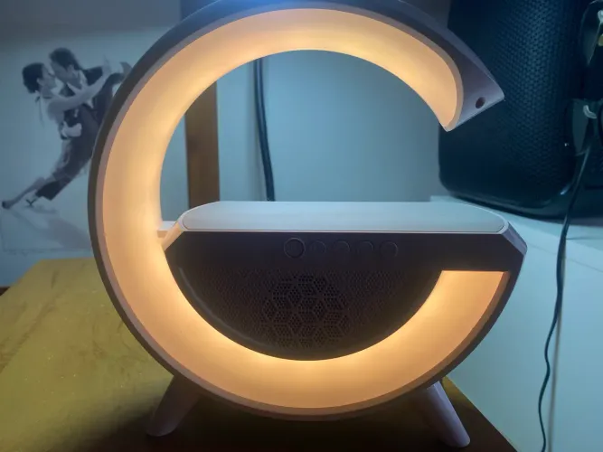 Luminária de Mesa com carregador de indução