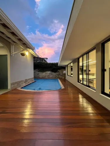 EXCELENTE CASA, MODERNA COM 3 QUARTOS, PISCINA, 4 VAGAS NO BAIRRO GUARUJÁ EM BETIM