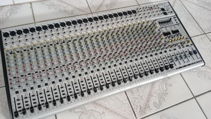 Mesa de som Behringer 32 canais 3242 FX pró. Semi nova. 100% TUDO OK.