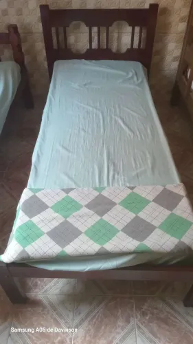 Vendo cama de solteiro com cama auxiliar com colchonetes!