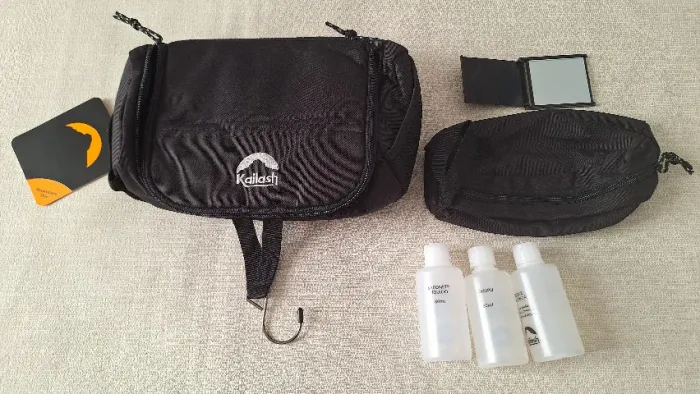 Necessaire Kailash com Gancho para Pendurar + 3 frascos plásticos reutilizáveis