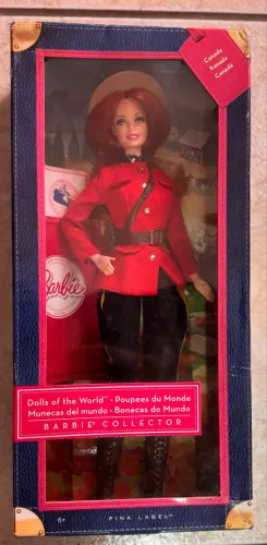 boneca Barbie Collector Dolls of the World Canadá, um item colecionável de 2012