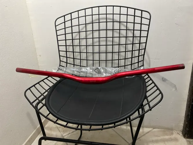 Guidão Vermelho com detalhes