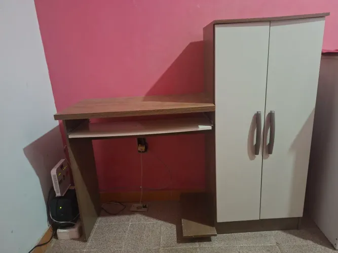 Escrivaninha/ armário