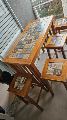 Mesa com banquetes altas 