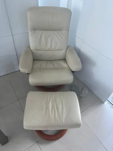 Poltrona reclinável com puff
