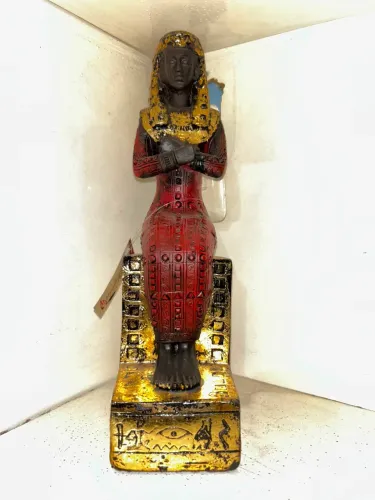 Escultura Decorativa Estilo Egípcio Sentada em Trono Dourado