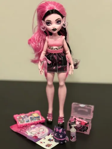 Draculaura Self Scare Secrets Completa