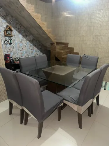 Mesa com 8 cadeiras