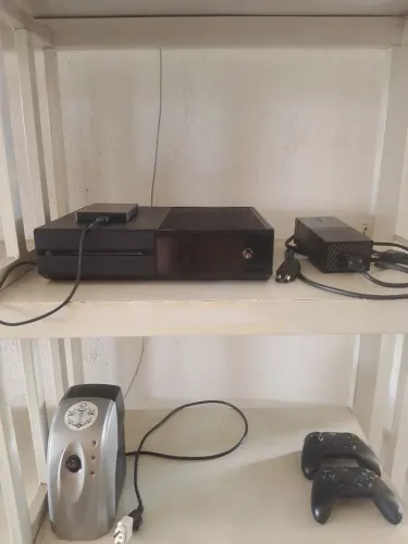 Xbox One + HD Externo 1TB + 2 Controles + Estabilizador - Pronto para Jogar!