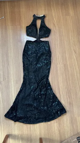 Vestido de festa preto de paetê com decote - TAM M