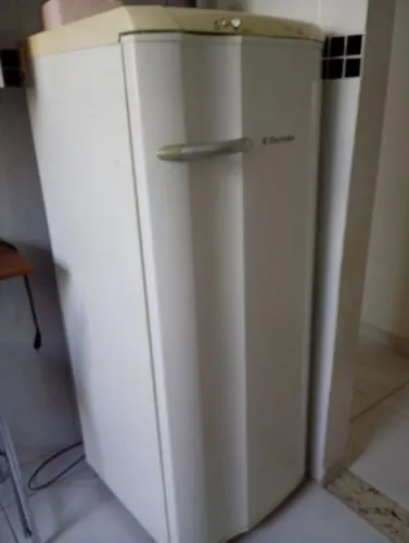 Geladeira Eletrolux RE 28 - 240 L