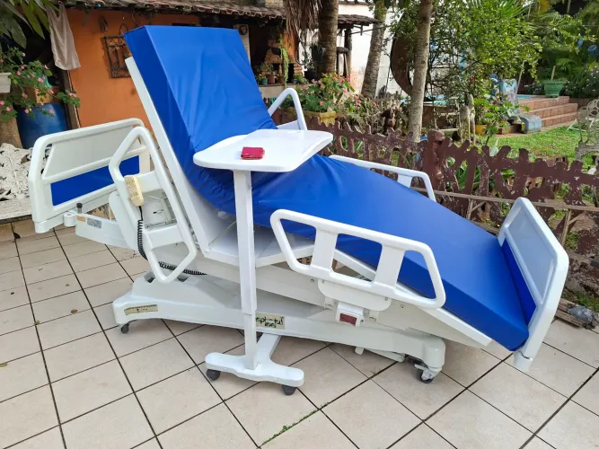 Cama hospitalar no controle total.