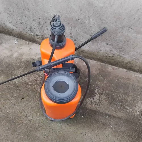 Vendo pulverizador Villa 20 L usado em bom estado.valor 100. Contato zap *