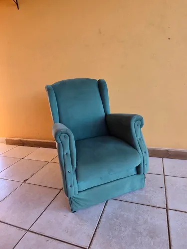 Vende se duas poltronas de ótima qualidade, estofados novos, precisa só de uma limpeza.