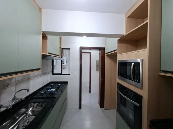 Apartamento semimobiliado com 4 dormitórios e 2 vagas de garagem cobertas para locação no