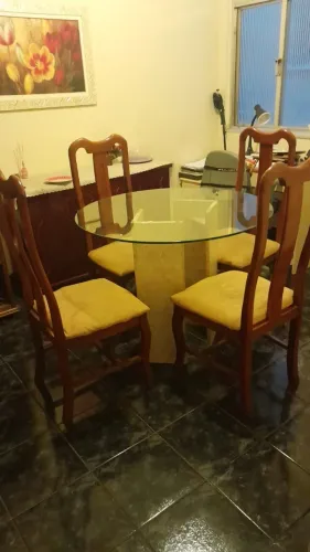 Mesa de Jantar Redonda com Tampo de Vidro e 4 Cadeiras em Madeira Maciça