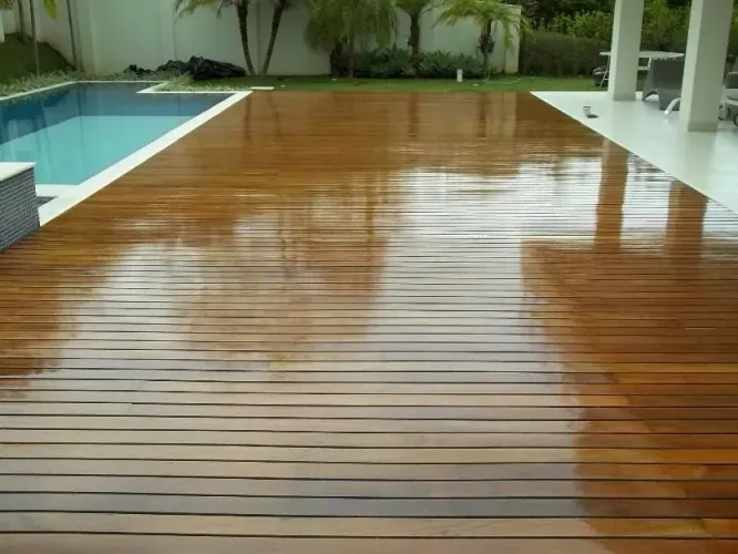 Manutenção de decks de piscina