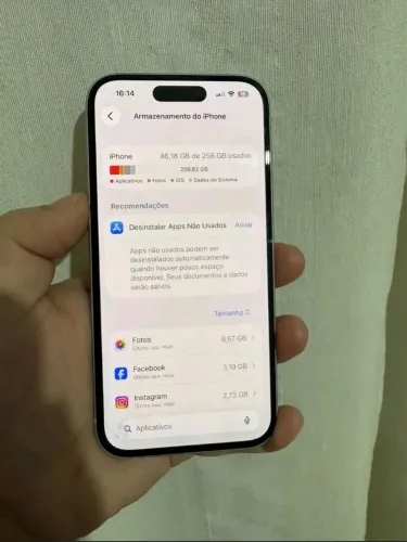 iPhone 15 em estado normal