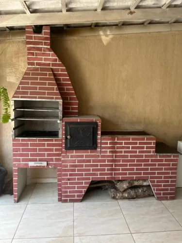 Churrasqueira de alvenaria com fogão a lenha