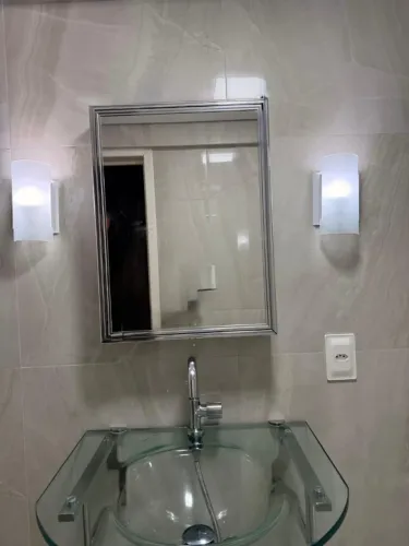 CONJUNTO MODERNO PARA BANHEIRO - PIA DE VIDRO + ARMÁRIO ESPELHO (USADO)