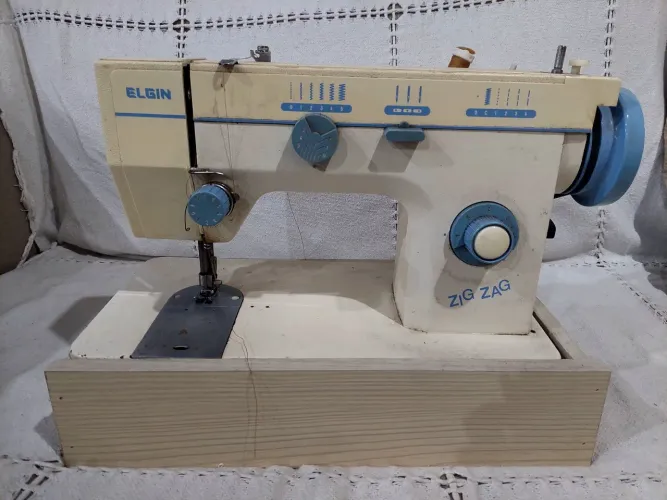 Máquina de costura Elgin portátil 220v