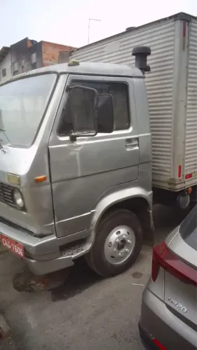 Caminhão Volks com baú