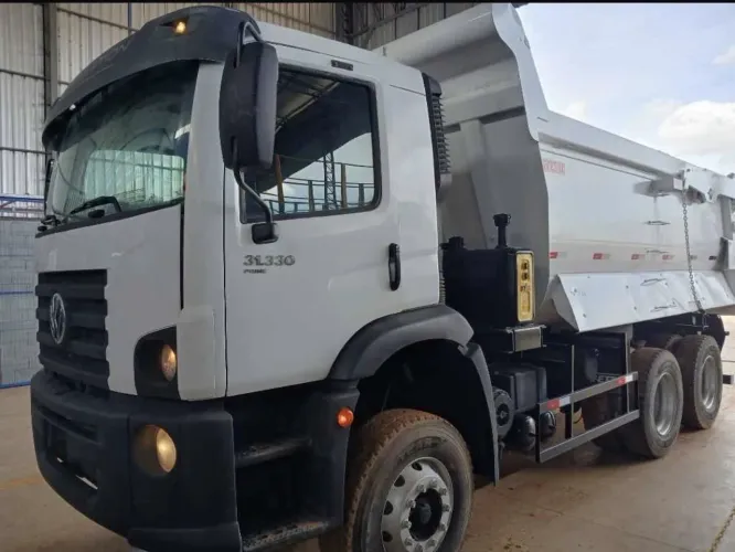 VW 31.330 ano 2021, 6x4, com caçamba Rossetti meia cana de 14m, em SP