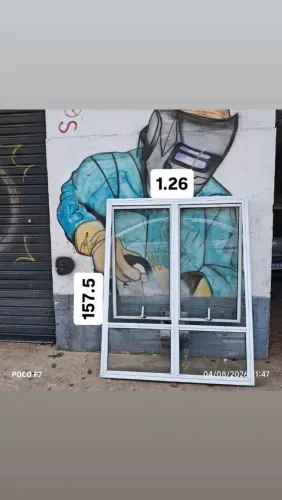 Janela de alumínio na linha 25