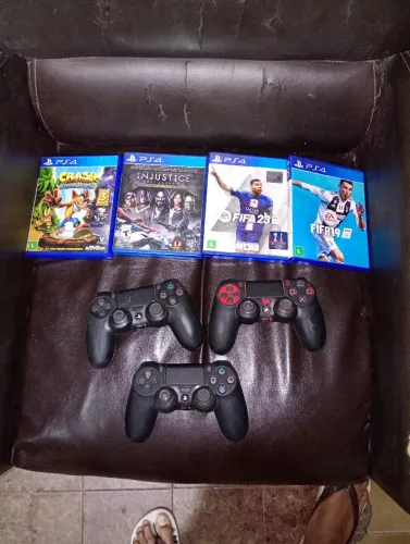 3 manetes de ps 4 + 4 jogos