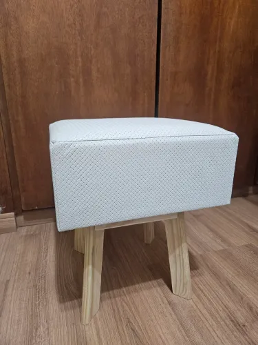 Puff Quadrado Pés De Madeira Estampa Decorativo Quarto Sala Cor Branco