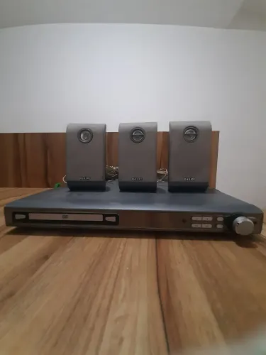 HOME THEATER COM TRÊS CAIXAS PHILIPS PEQUENAS .