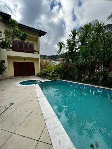 Charmosa Casa com Piscina à Venda em Condomínio fechado em Pauba.
