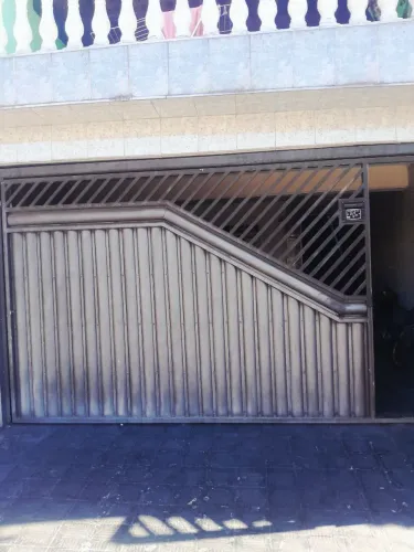 ALUGA-SE GARAGEM COM COBERTURA