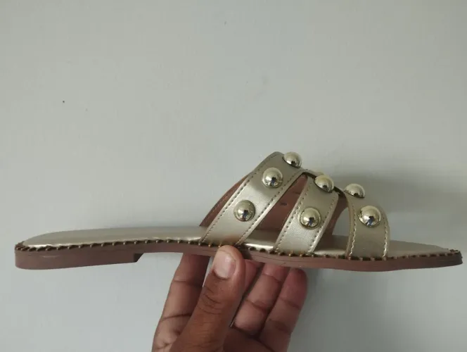 Sandália Feminina Estilo Premium com Detalhes em Metal
