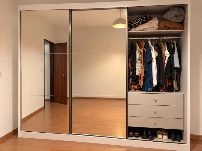 Guarda-roupa espelhos bem conservado