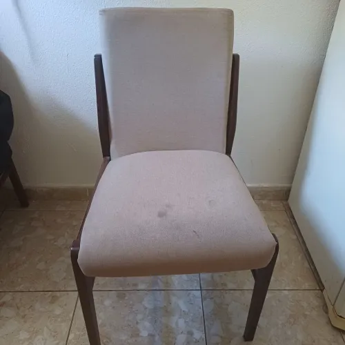 CADEIRAS ACOLCHOADAS EM EXCELENTE ESTADO